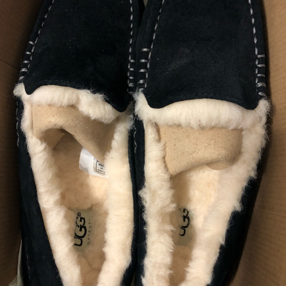 UGG women’s size 7 Ansley black shoe new in box